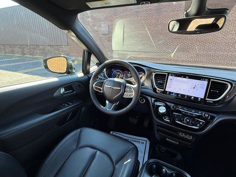 Used 2025 Chrysler Pacifica Select image 10