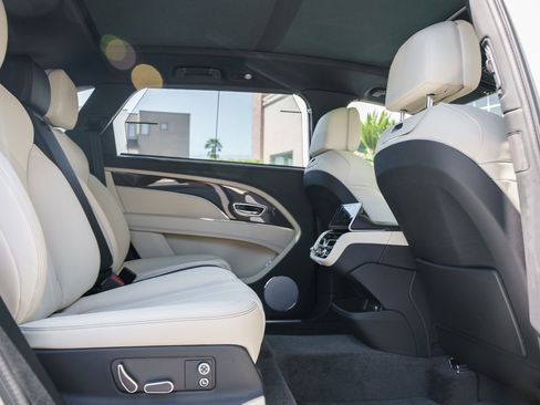 Used 2025 Bentley Bentayga Extended Wheelbase image 23