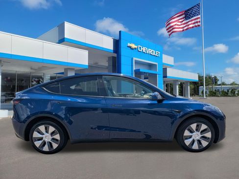 Used 2024 Tesla Model Y Long Range AWD/4WD image 2
