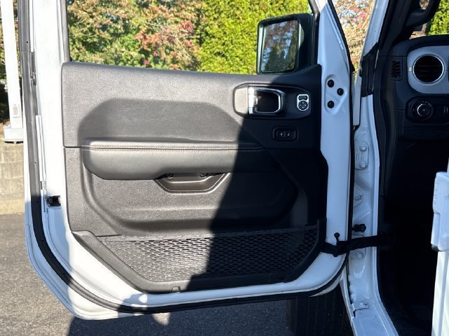 Used 2025 Jeep Wrangler Unlimited Sahara AWD/4WD image 16