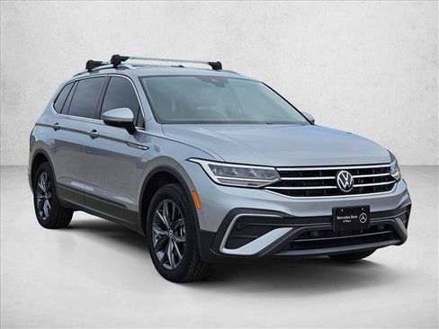 Used 2022 Volkswagen Tiguan SE FWD image 3