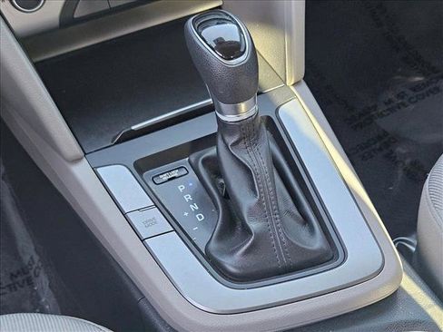 Used 2017 Hyundai Elantra SE image 12