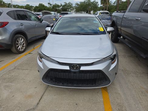 Used 2021 Toyota Corolla LE FWD image 2