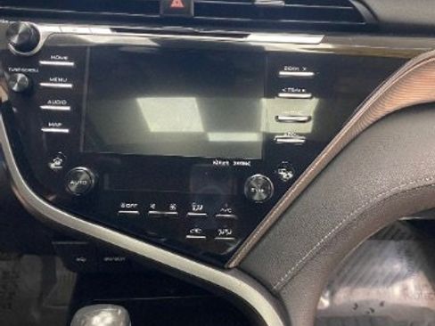 Used 2020 Toyota Camry SE w/ Sunroof Package image 24