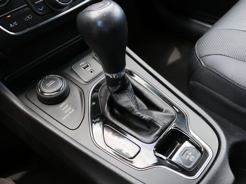 Used 2019 Jeep Cherokee Limited AWD/4WD image 18