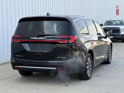 Used 2024 Chrysler Pacifica Select image 4