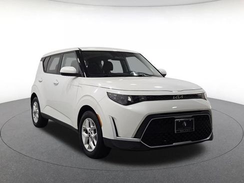 Used 2023 Kia Soul LX w/ Option Group 015 FWD image 3