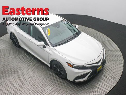 Used 2022 Toyota Camry SE image 3