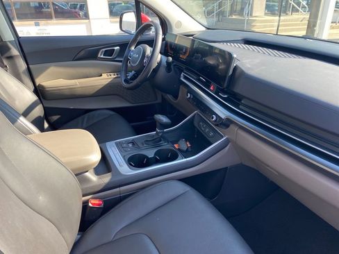Used 2025 Kia Carnival FWD image 9