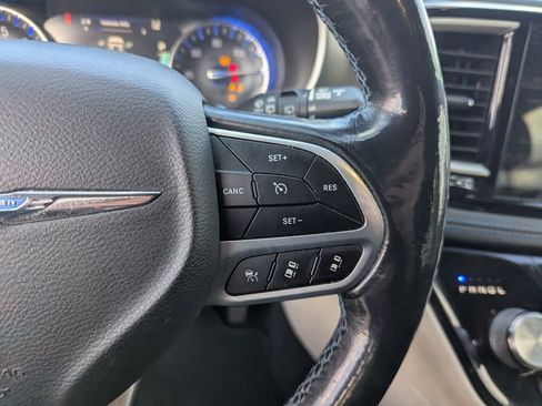 Used 2021 Chrysler Pacifica Touring-L image 19