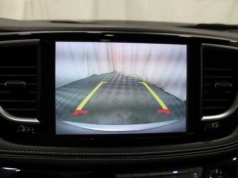 Used 2024 Chrysler Pacifica Limited image 21