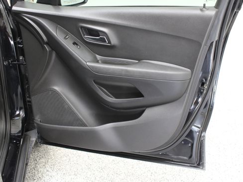 Used 2020 Chevrolet Trax LS FWD image 31