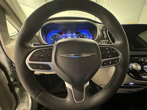 Used 2023 Chrysler Pacifica Touring-L FWD image 40