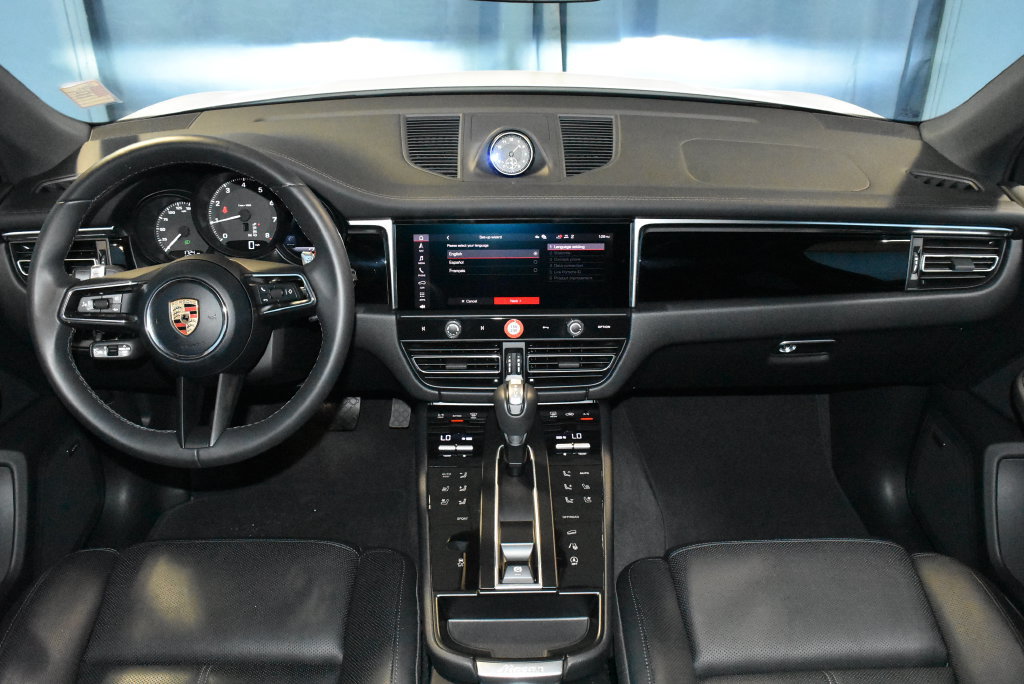 Certified 2026 Porsche Macan AWD/4WD image 9