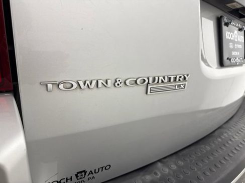 Used 2008 Chrysler Town & Country LX FWD image 14