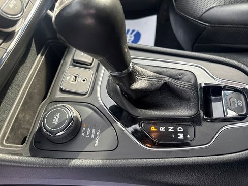 Certified 2022 Jeep Cherokee Limited AWD/4WD image 24