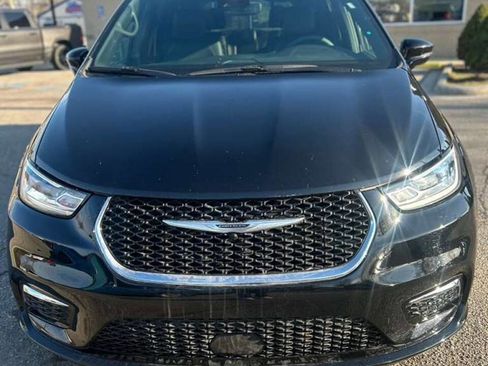 Used 2025 Chrysler Pacifica Select image 2