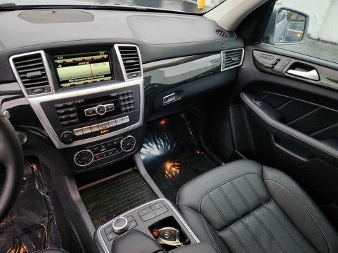 Used 2016 Mercedes-Benz GL 320 BlueTEC 4MATIC w/ Premium I Package image 11