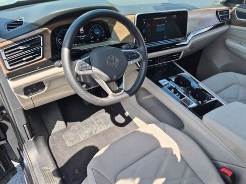 Used 2025 Volkswagen Atlas SE FWD image 12