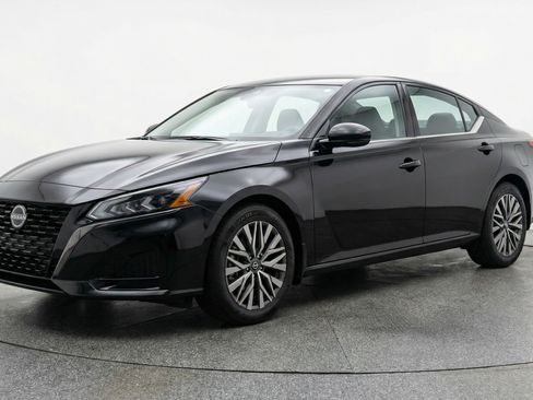 Used 2025 Nissan Altima 2.5 SV image 3