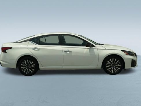 Used 2025 Nissan Altima 2.5 SV FWD image 10