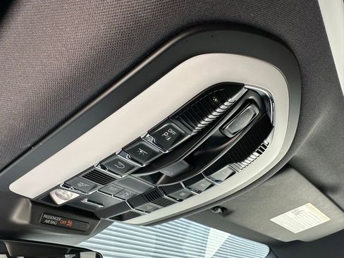 Certified 2023 Porsche Macan AWD/4WD image 30