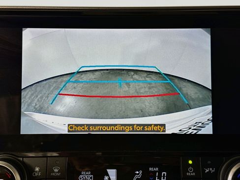 Used 2023 Toyota Highlander XLE AWD/4WD image 13