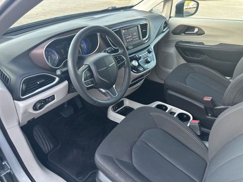 Used 2023 Chrysler Voyager LX FWD image 9
