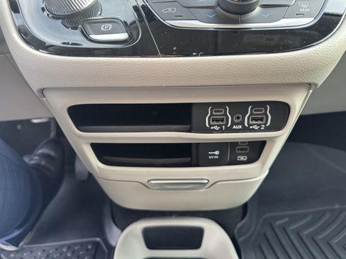 Used 2022 Chrysler Pacifica Touring-L image 30