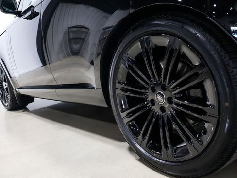 Used 2025 Land Rover Range Rover SE image 10