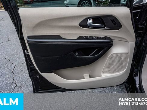 Used 2024 Chrysler Pacifica Select image 53