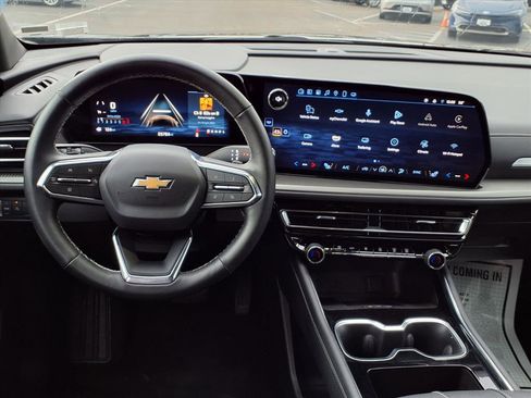 Used 2025 Chevrolet Traverse LT image 5