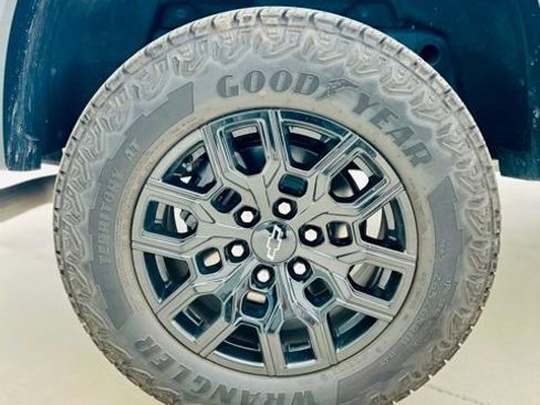 Used 2024 Chevrolet Colorado Trail Boss w/ Technology Package image 7