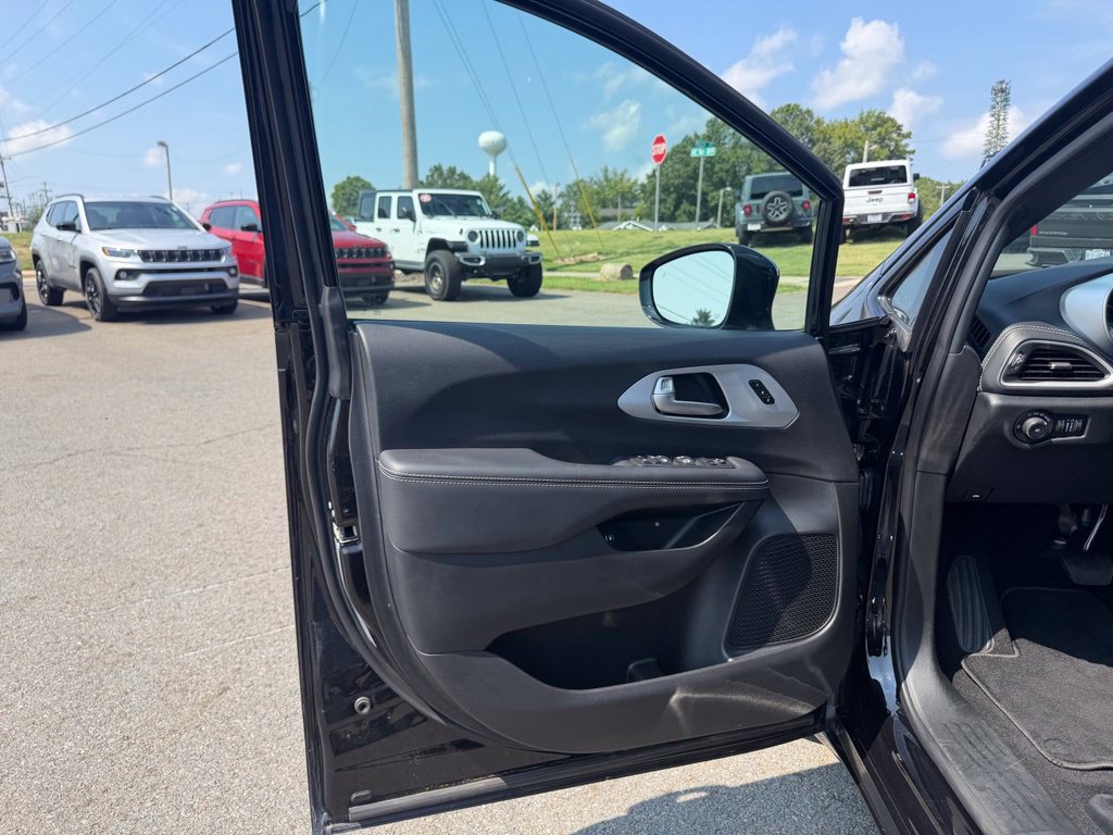 Used 2024 Chrysler Pacifica Limited FWD image 13