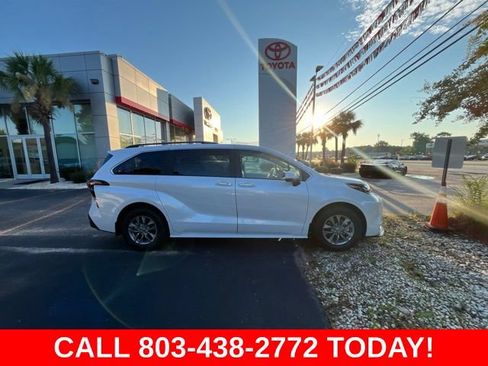 Used 2025 Toyota Sienna XLE FWD image 2