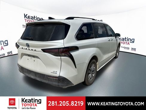 Used 2024 Toyota Sienna XLE FWD image 7