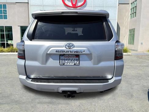 Used 2018 Toyota 4Runner SR5 AWD/4WD image 7