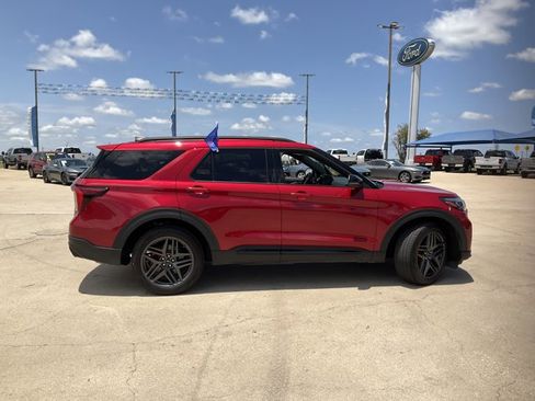 Used 2025 Ford Explorer ST AWD/4WD image 5