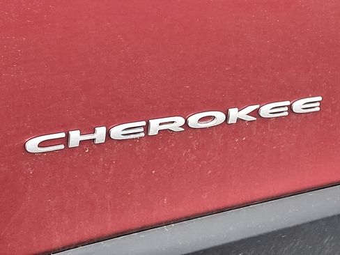 Used 2017 Jeep Cherokee Limited image 31