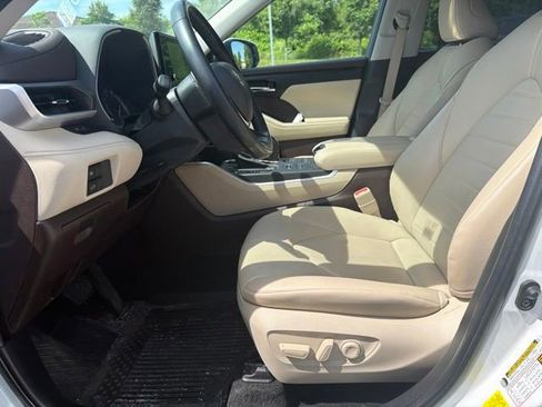 Used 2022 Toyota Highlander XLE AWD/4WD image 25