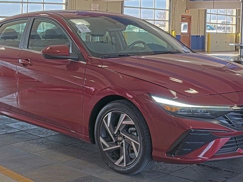 Used 2025 Hyundai Elantra SEL image 5