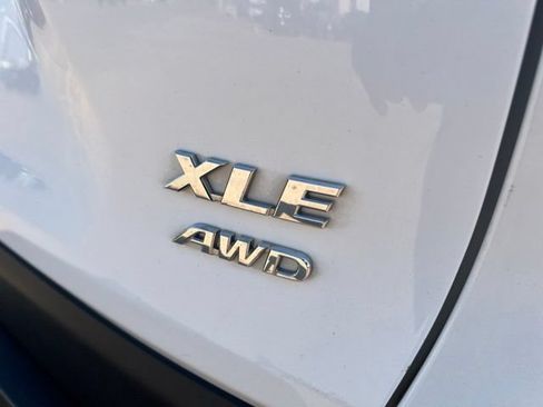Used 2019 Toyota RAV4 XLE w/ Carpet Mat Package AWD/4WD image 12