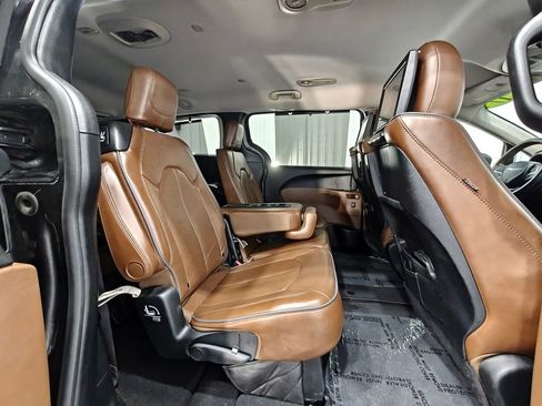 Used 2017 Chrysler Pacifica Limited FWD image 26