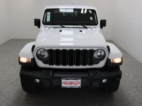 Used 2025 Jeep Gladiator Sport image 3