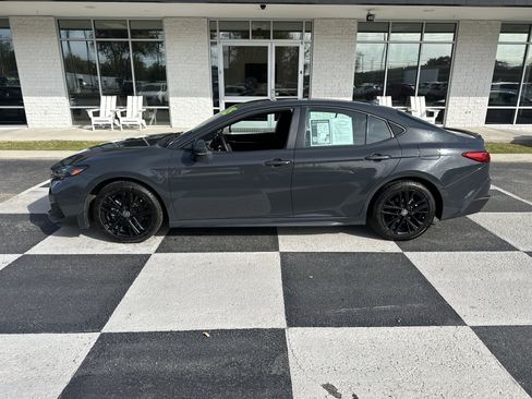 Used 2025 Toyota Camry SE image 1