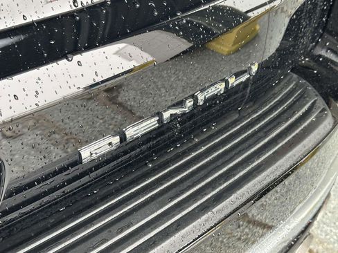 Used 2024 GMC Yukon Denali w/ Advanced Technology Package image 10