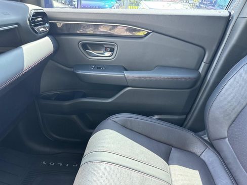 Used 2025 Honda Pilot Black Edition image 24
