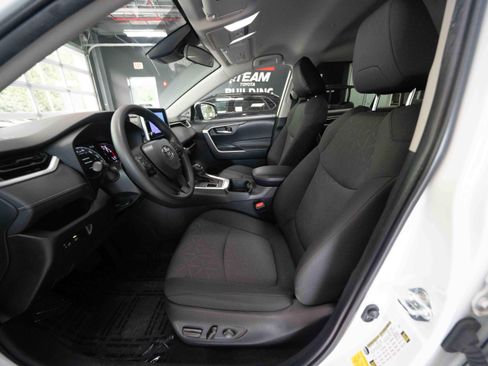 Used 2023 Toyota RAV4 XLE AWD/4WD image 9