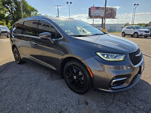 Used 2021 Chrysler Pacifica Touring-L FWD image 3