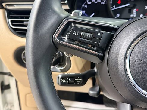 Used 2025 Porsche Macan image 36